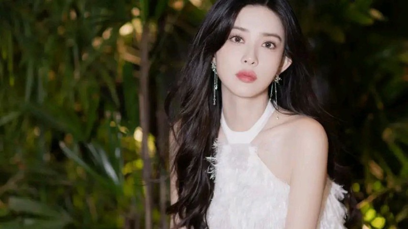 孟子义新剧扮明艳公主，片场跑动浅笑生机盎然